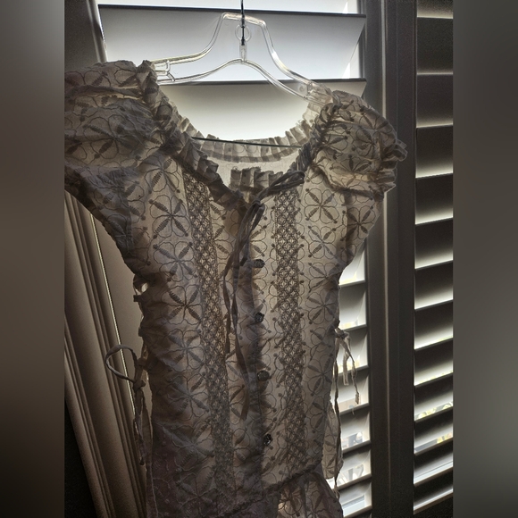 Elegant Cream Lace Women's Top Size Small - Picture 6 of 8